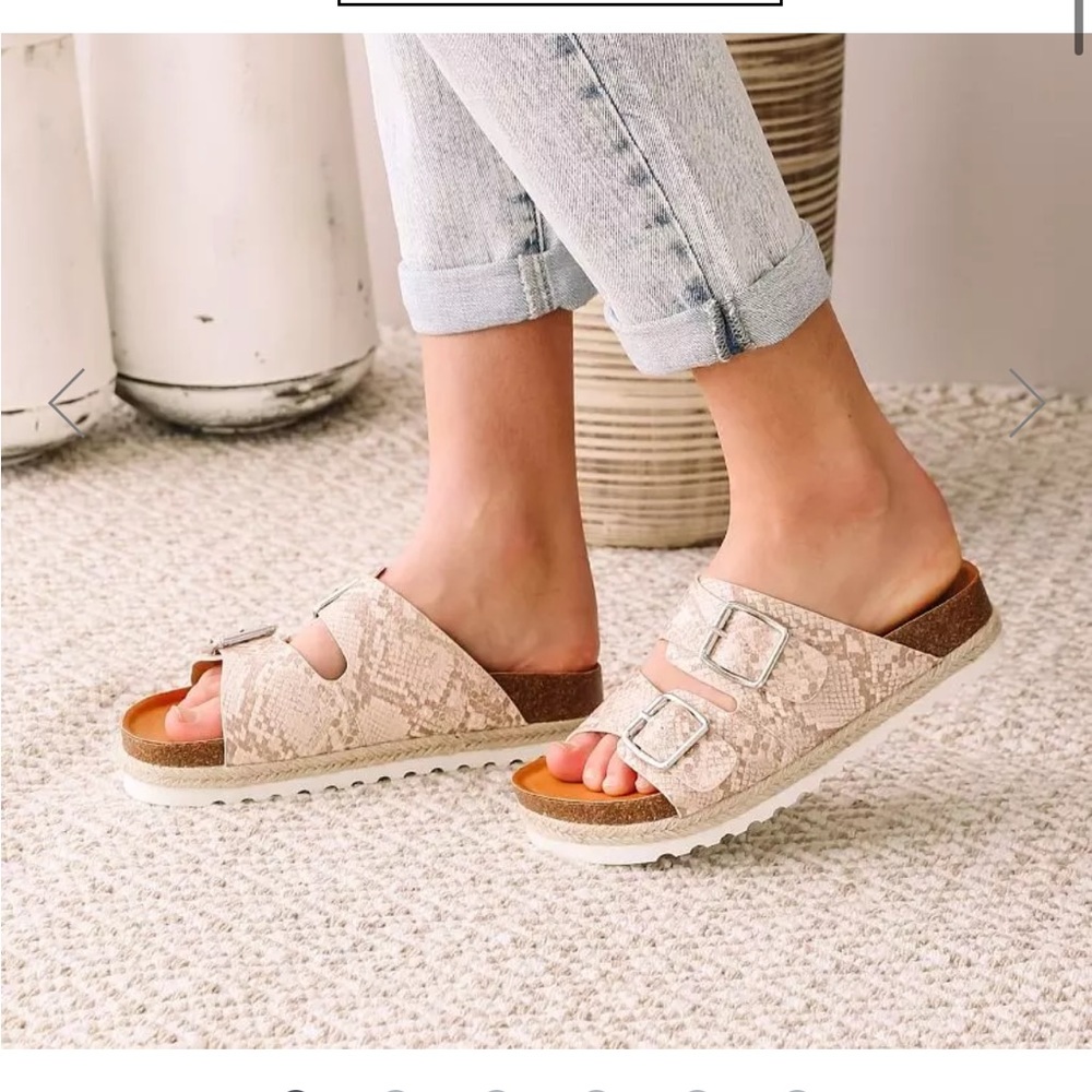 Dolce vita sandals
